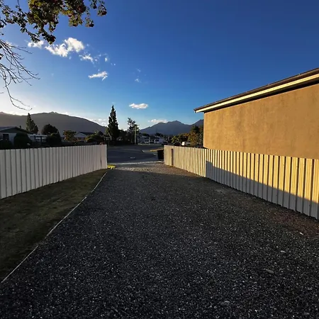 Mcgregor Court Manor Villa Te Anau Exterior photo