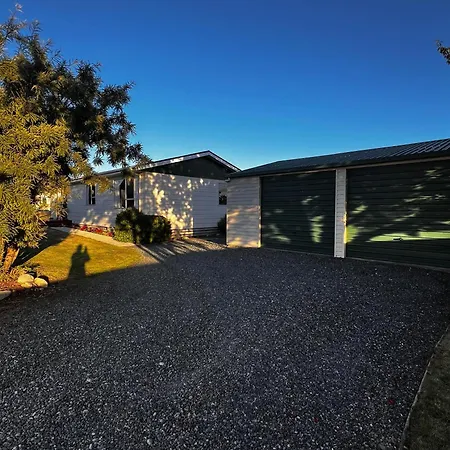 Mcgregor Court Manor Villa Te Anau Exterior photo